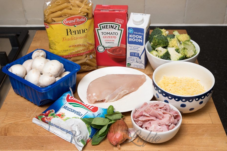 Penne-ovenschotel met kip, broccoli en champignons