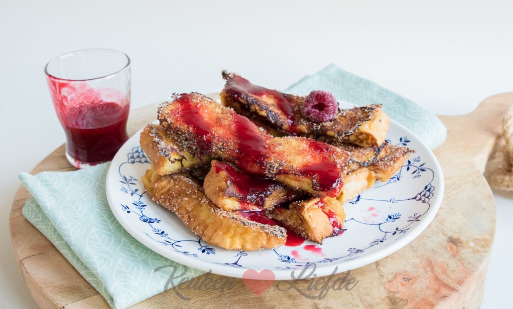 Brioche wentelteef churros met frambozensaus