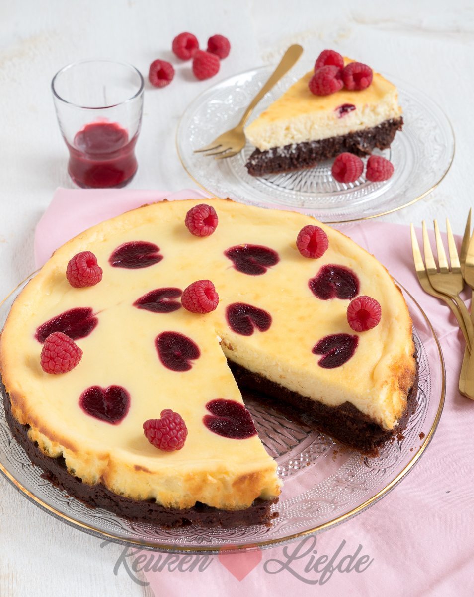 Cheesecake-brownietaart met frambozen swirl