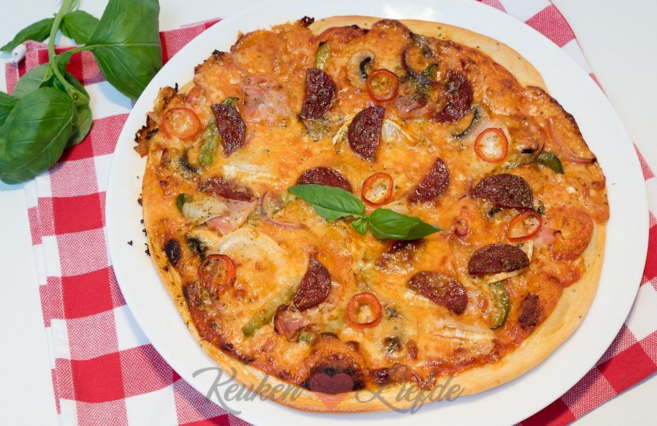 Pizza met chorizo en geitenkaas