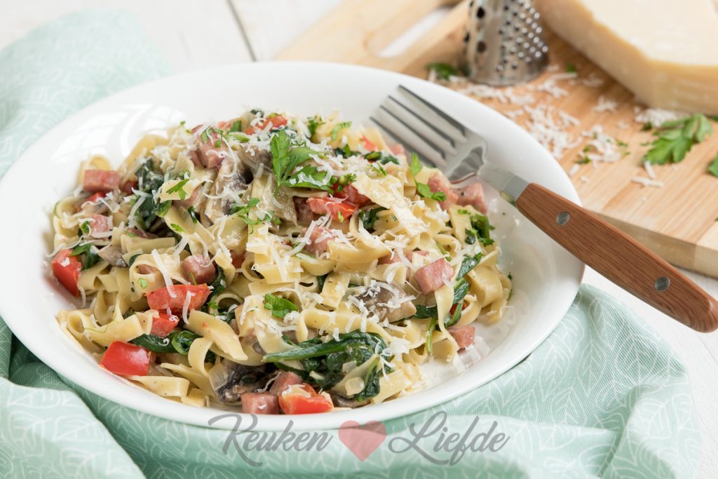 Pasta met ham, champignons en spinazie