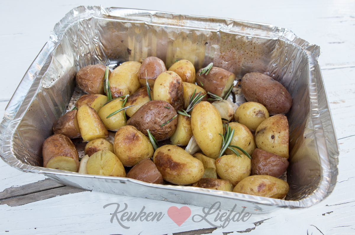 Aardappels van de barbecue met rozemarijn en knoflook
