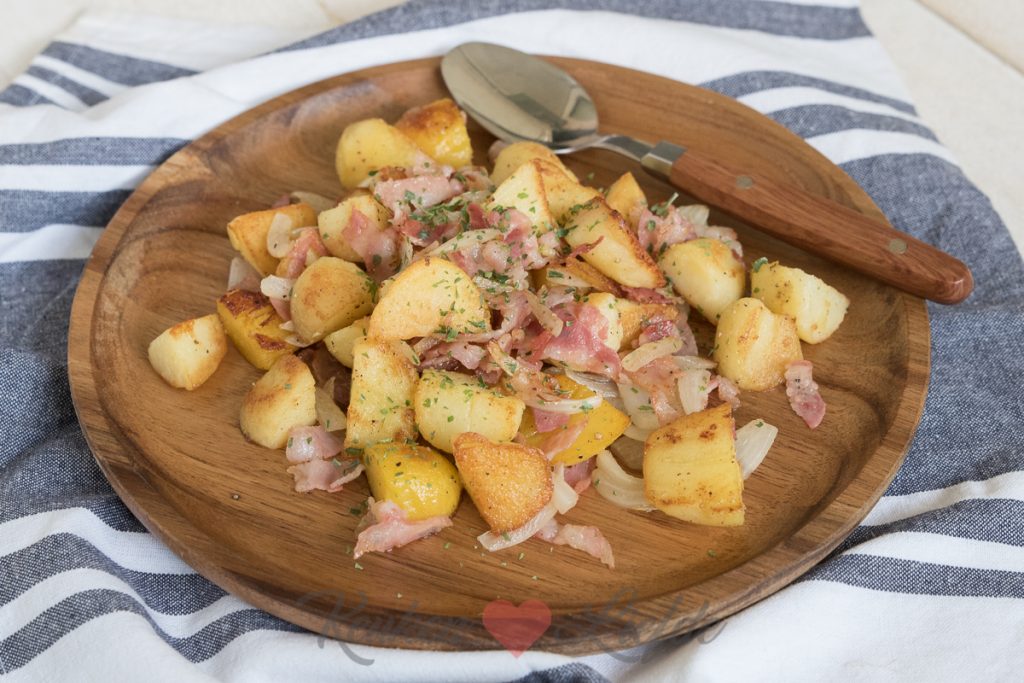 Gebakken aardappels met spek en ui