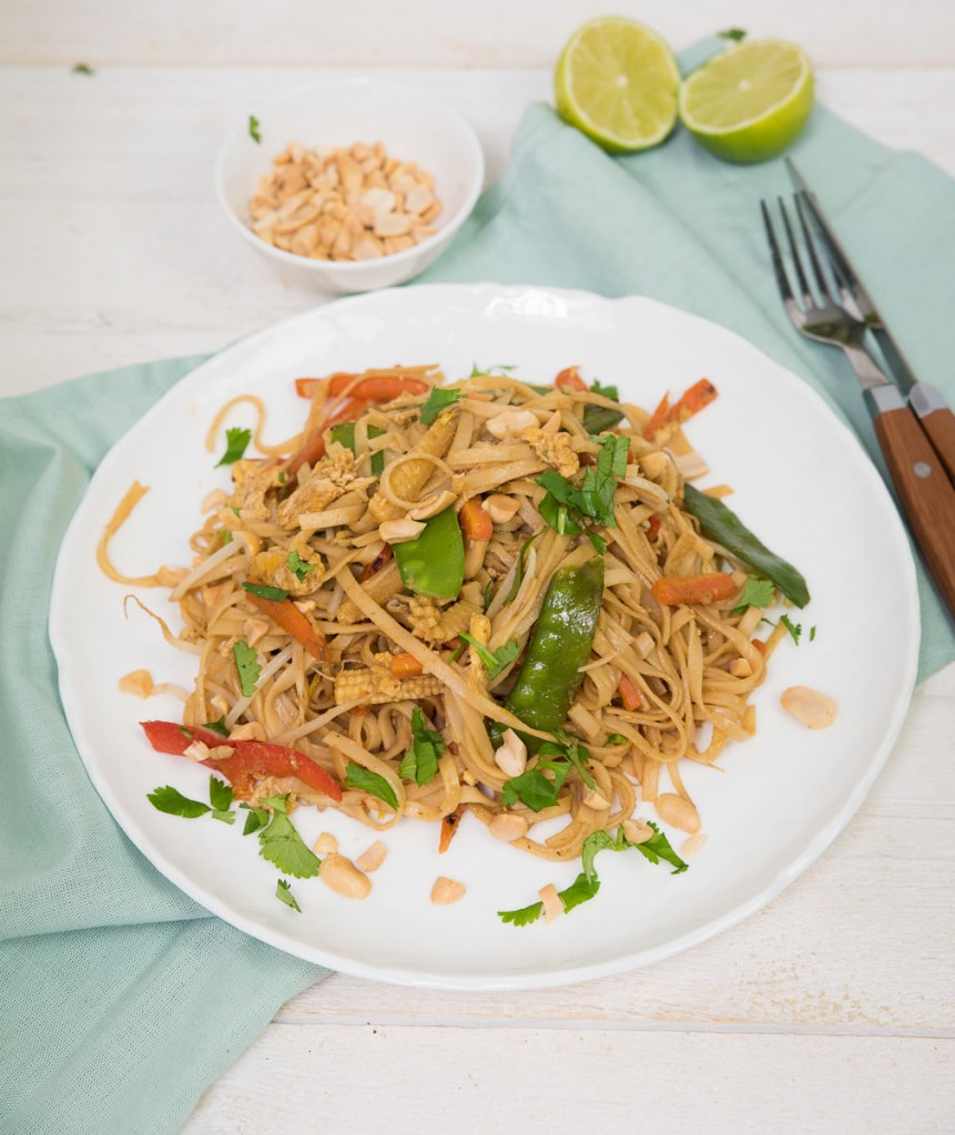 Vegetarische pad thai met peulen en wortel