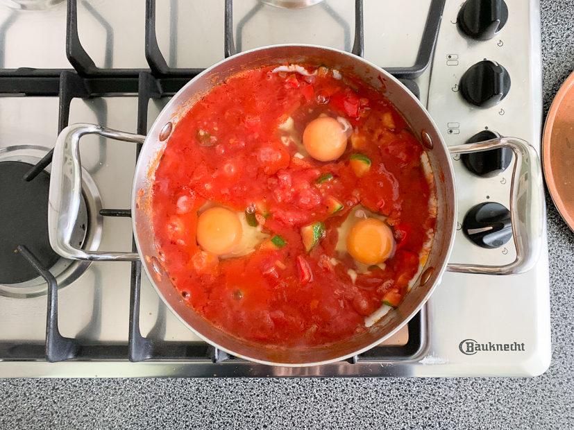 Tomatenpannetje met ei, courgette en feta