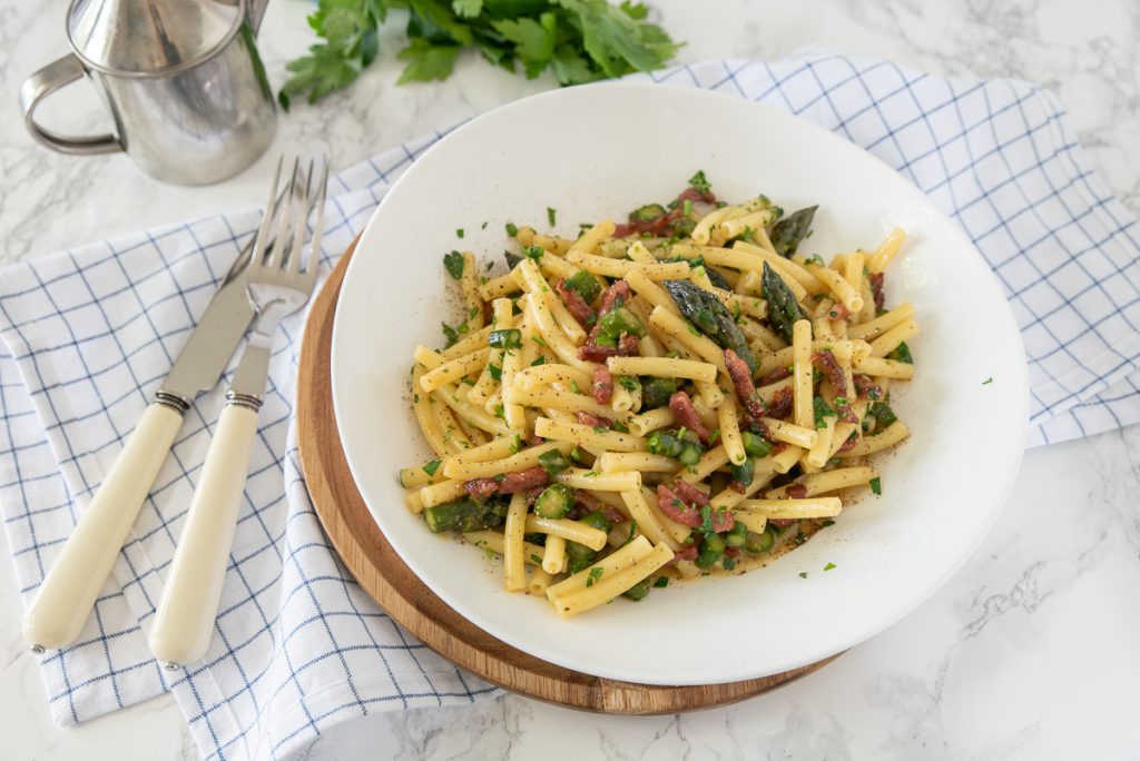 Pasta carbonara met bacon en groene asperges