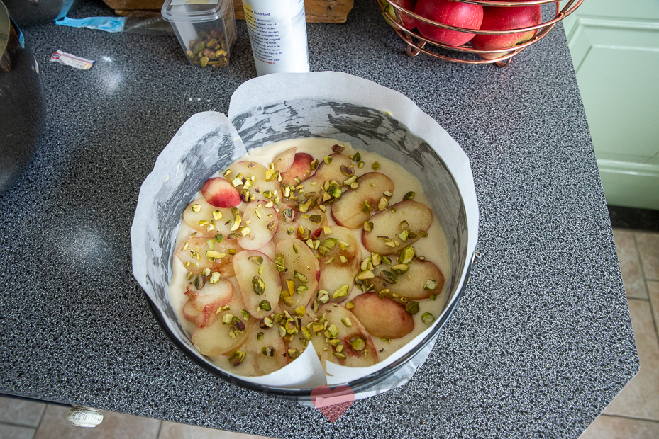 Yoghurttaart met perzik en pistache