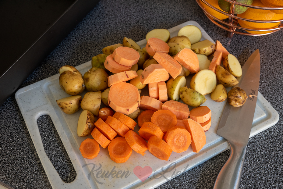 Gekruide kipdrumsticks met groenten uit de oven