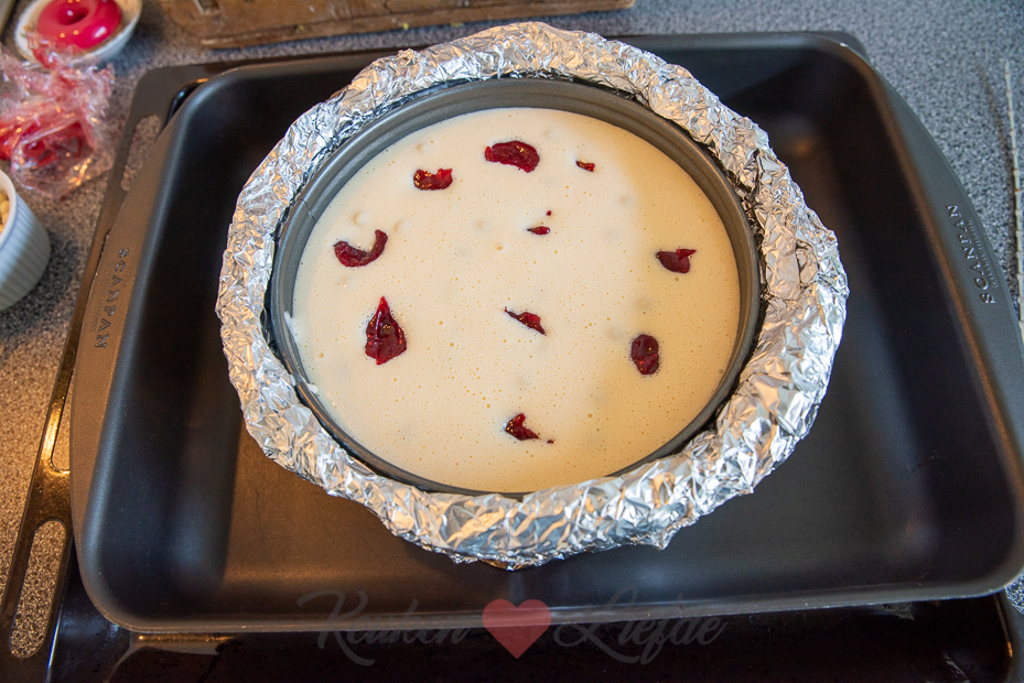 Witte chocolade cheesecake met cranberry swirl