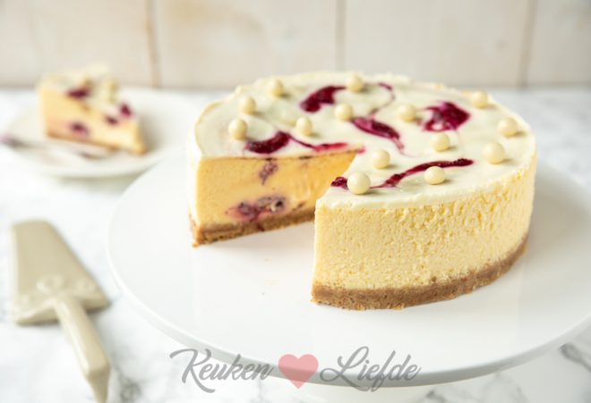 Witte chocolade cheesecake met cranberry swirl