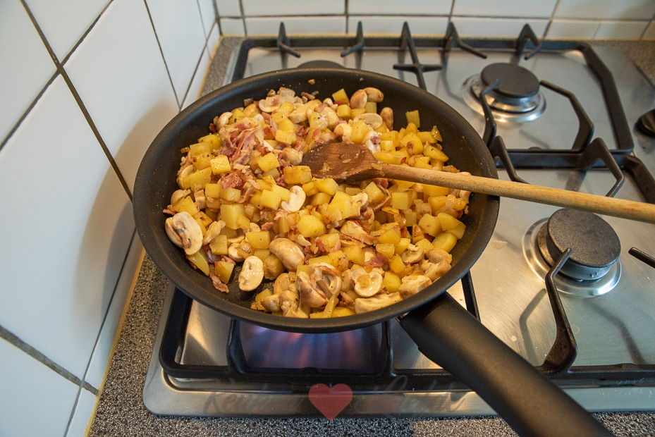 Aardappeltortilla met champignons, spek en ui
