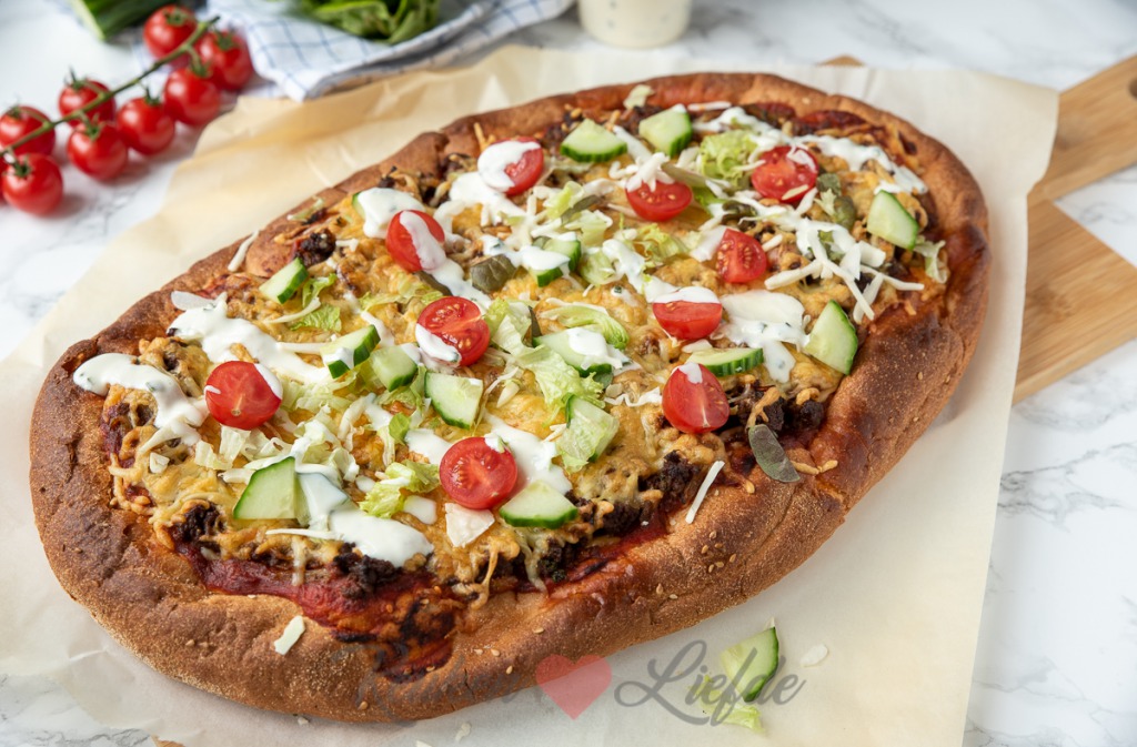 Turks brood pizza met gehakt, knoflooksaus en salade