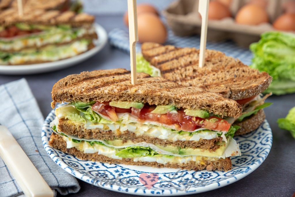 Club sandwich met eiersalade met gerookte kip