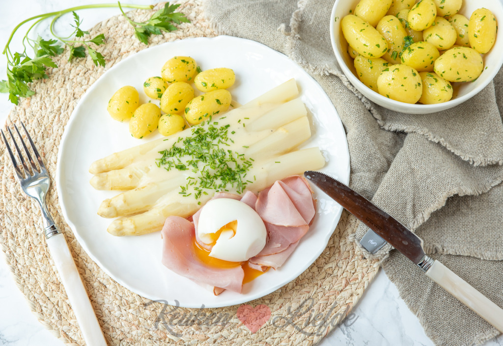 Witte asperges met beenham, krieltjes en botersaus