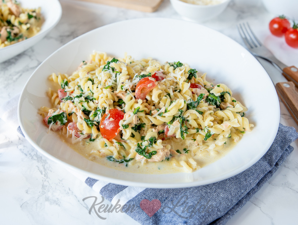 Pasta met romige spinazie en zalm