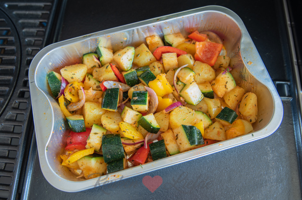 Gekruide aardappeltjes en groenten van de barbecue