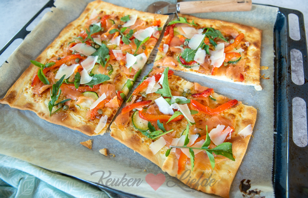 Flammkuchen met zalm, courgette en paprika