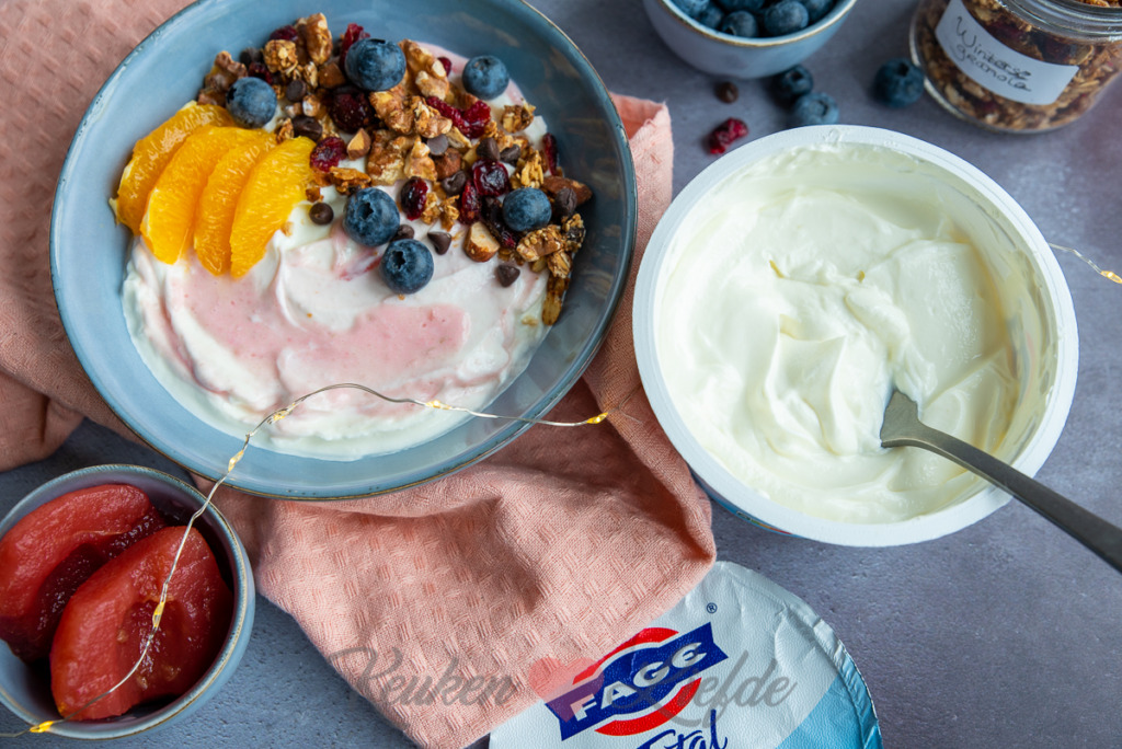 Griekse yoghurt met stoofpeer en winterse granola