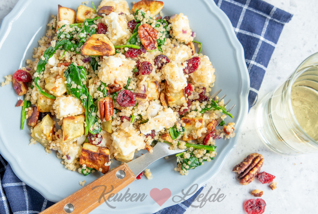 Salade met quinoa, zoete aardappel en spinazie (365 dagen koken met de seizoenen mee)