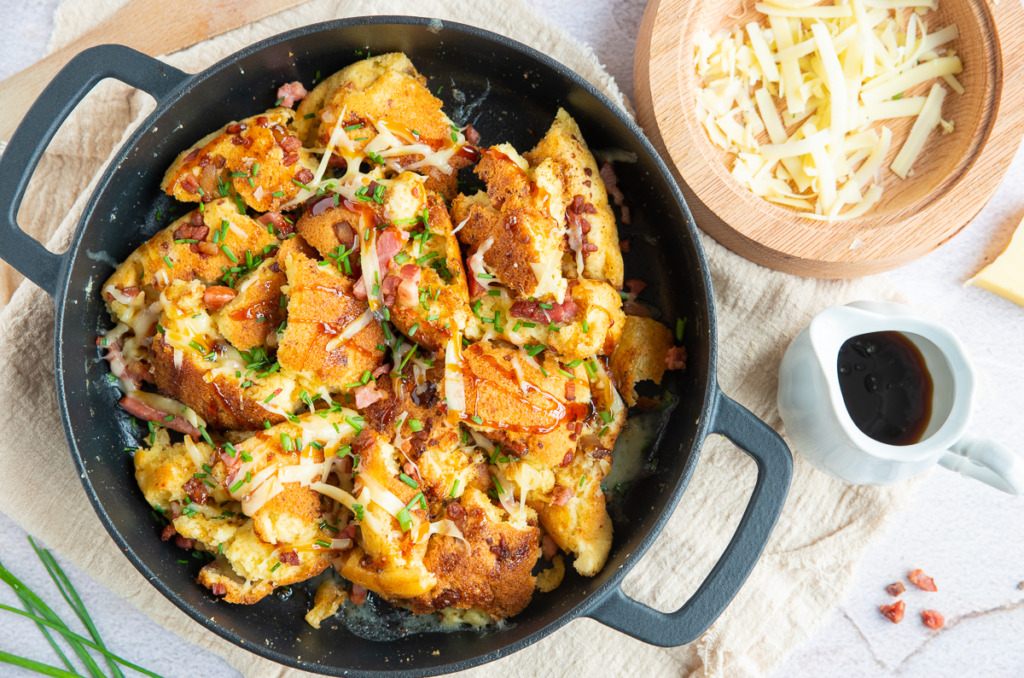 Hartige kaiserschmarren met spek en Gruyère