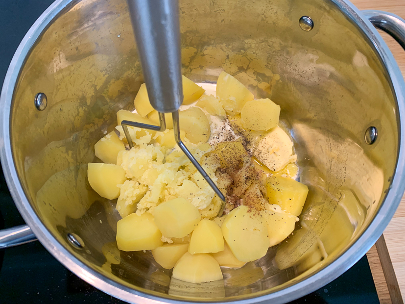 Spruitjesstamppot met spekjes, brie en walnoot