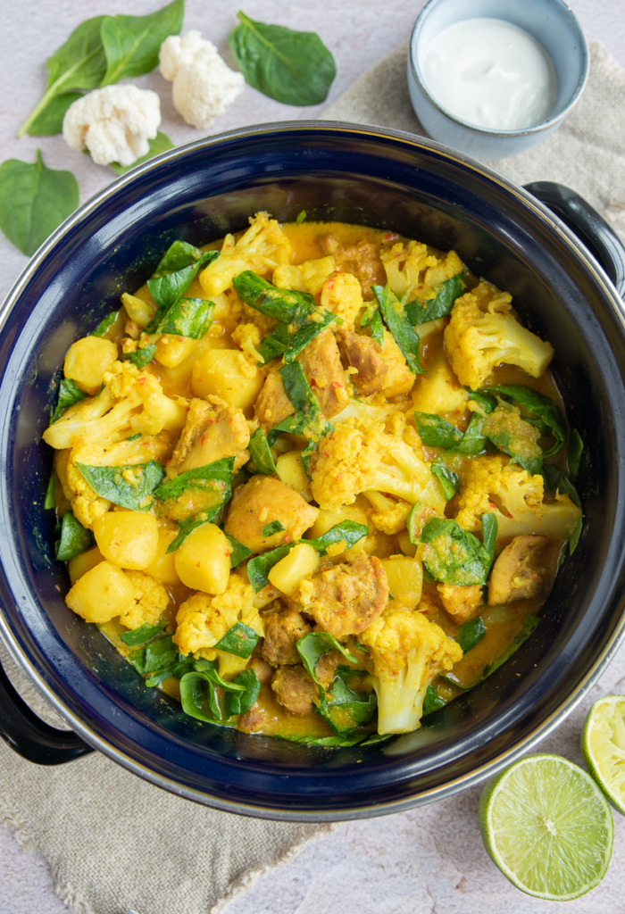 Gele curry met kip, bloemkool en krieltjes