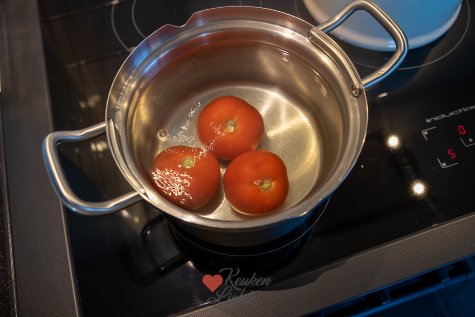Vis cuisine met tomaat en mozzarella